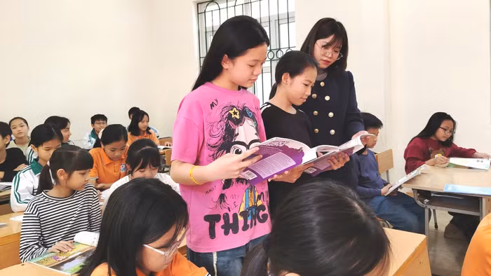 Cô Phạm Thị Thanh Hà hướng dẫn học trò trong giờ học. Ảnh: NVCC