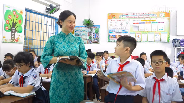Cô và trò Trường Tiểu học Vĩnh Nguyên 1, phường Nha Trang (Khánh Hòa). Ảnh: ITN