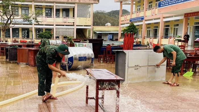 Bộ đội hỗ trợ Trường Tiểu học số 2 Diêu Trì (xã Tuy Phước, Gia Lai) dọn dẹp trường sau lũ. Ảnh: Dung Nguyễn