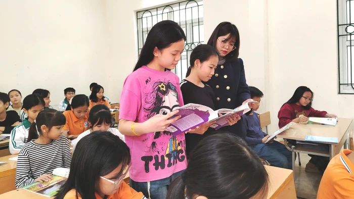 Cô Phạm Thị Thanh Hà - giáo viên Trường Tiểu học Hiến Nam (phường Phố Hiến, Hưng Yên) hướng dẫn học sinh trong giờ học. Ảnh: NVCC