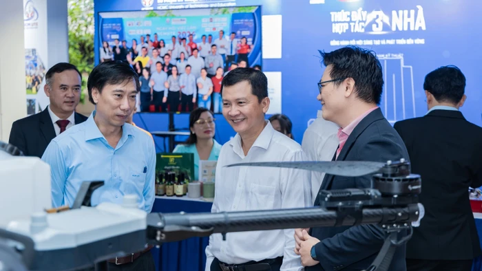 Đại biểu tham quan gian trưng bày sản phẩm đổi mới sáng tạo tại Hội nghị Thúc đẩy hợp tác Ba Nhà, Trường Đại học Công nghệ Kỹ thuật TPHCM, tháng 11/2025. Ảnh: UTE