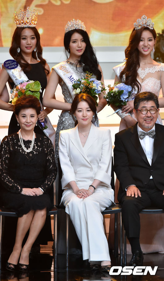Các thí sinh Miss Korea và dàn giám khảo năm nay, trong đó có diễn viên Lee Young Ae. Khán giả nhận xét rằng không một nhan sắc nào của cuộc thi có thể so sánh với nét yêu kiều, cuốn hút của nữ giám khảo hai con này. Miss-11-8191-1436579615.jpg