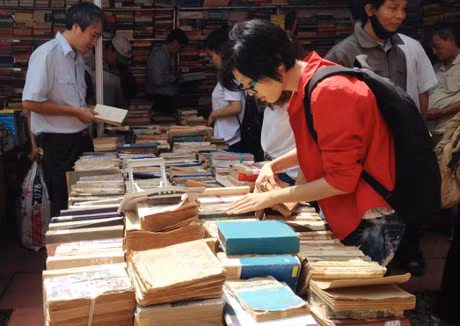 Gioi tre thanh pho do xo di mua sach cu - Anh 3