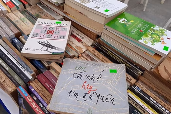 Rất nhiều những cuốn sách cũ có giá trị.