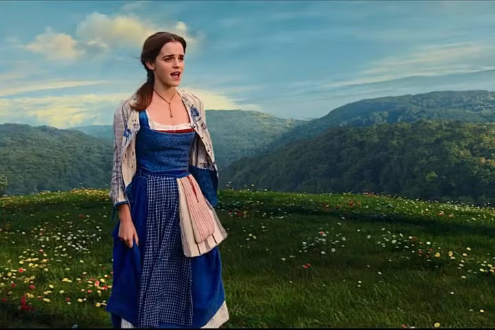 Thời trang nữ tính của Emma Watson trong Beauty and the Beast