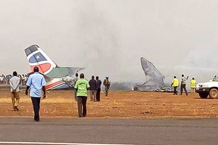 Hiện trường vụ rơi máy bay. Ảnh: Twitter