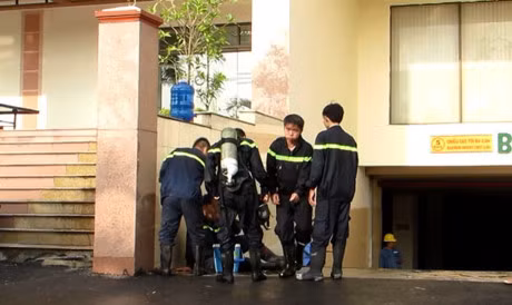 Chay chung cu luc sang som, hang tram nguoi hoang hot - Anh 2