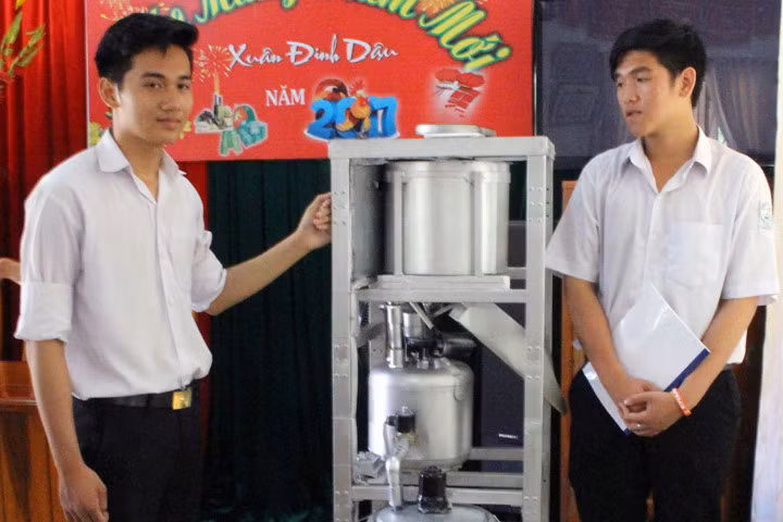 Hai tác giả và chiếc máy làm bánh xoài