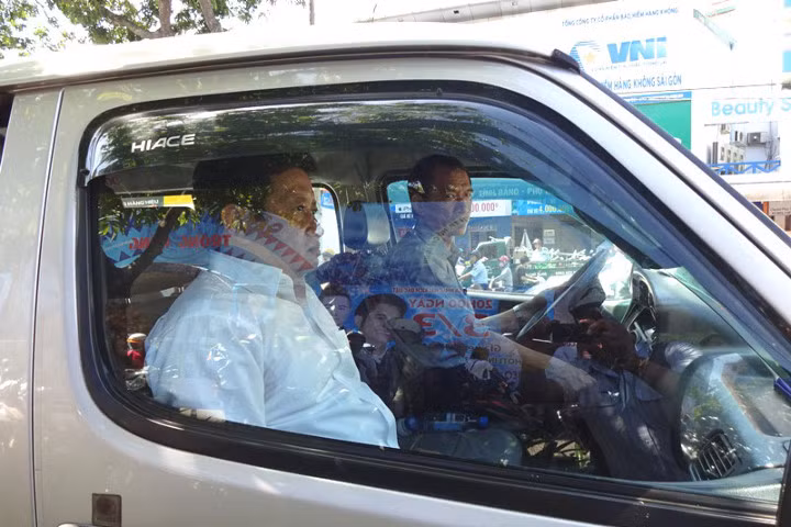 Dù vội vì sợ trễ chuyến bay, ông Đoàn Ngọc Hải vẫn dừng lại xử lý xe biển xanh