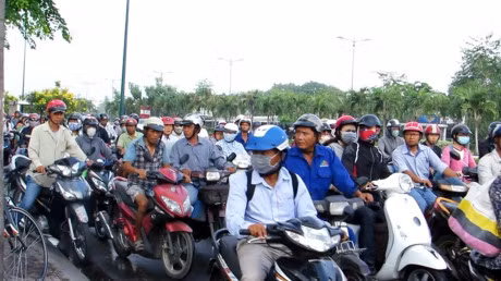 Chay chung cu luc sang som, hang tram nguoi hoang hot - Anh 5