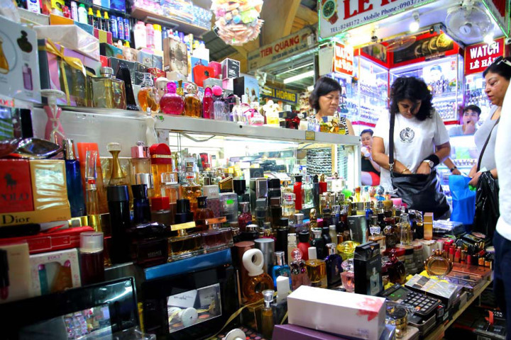 Nước hoa hàng hiệu giá siêu rẻ được bày bán tràn lan tại chợ Bến Thành