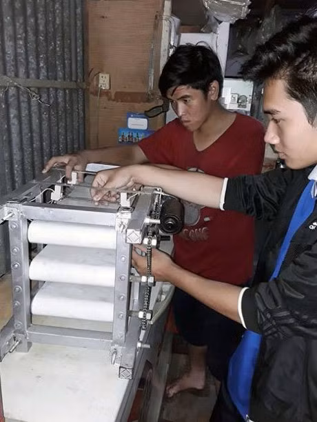 Hai hoc sinh sang che may lam banh xoai doat giai 2 toan quoc - Anh 3