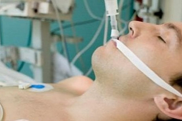 Nhiều bệnh nhân chết não vẫn có thể duy trì trạng thái sống thực vật nhờ máy thở nhân tạo. Ảnh: Telegraph.