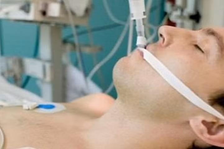 Nhiều bệnh nhân chết não vẫn có thể duy trì trạng thái sống thực vật nhờ máy thở nhân tạo. Ảnh: Telegraph.