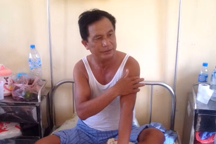 Trung tá Đông bị gãy xương gót chân do cứu người trong cơn bão số 1.