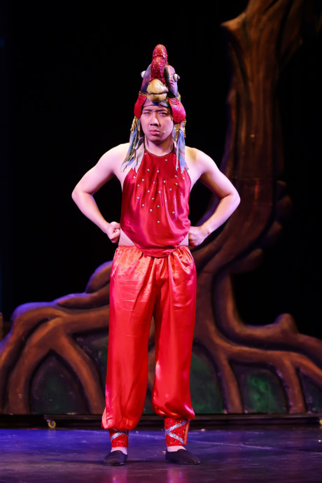 Trấn Thành gây cười với tạo hình thần kê trong kịch Tết - Ảnh 1 Tran Thanh gay cuoi voi tao hinh than ke trong kich Tet - Anh 1
