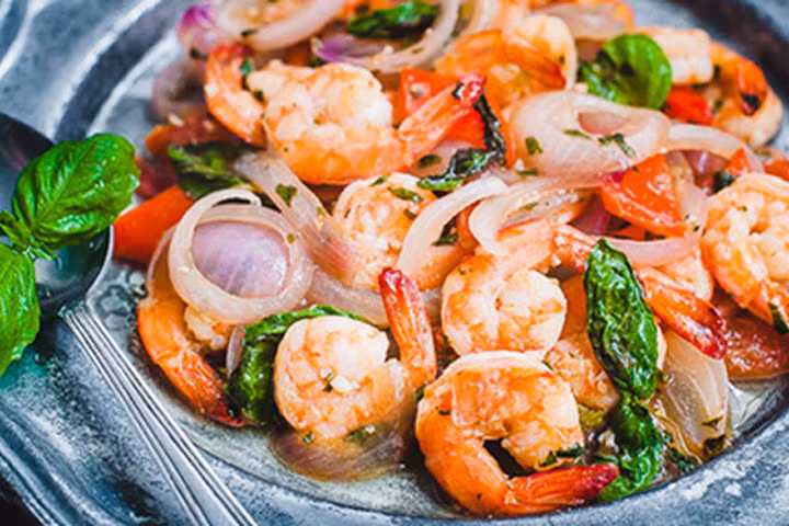 Tôm xào húng quế đậm đà hương vị cho bữa cơm gia đình