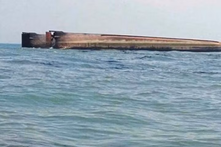 Thuyền chở 28 khách Trung Quốc mất tích ngoài khơi Malaysia