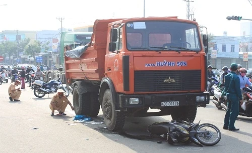 Vụ tai nạn giao thông nghiêm trọng tại chân cầu vượt ngã ba Huế do xe ben đi quá tốc độ