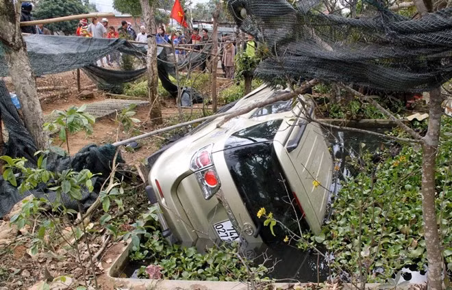 Chiếc xe nằm gọn dưới ao cá, người dân phải hút cạn nước để đưa chiếc xe lên bờ. Ảnh: Hưng Thơ. Chiếc xe nằm gọn dưới ao cá, người dân phải hút cạn nước để đưa chiếc xe lên bờ. Ảnh: Hưng Thơ.