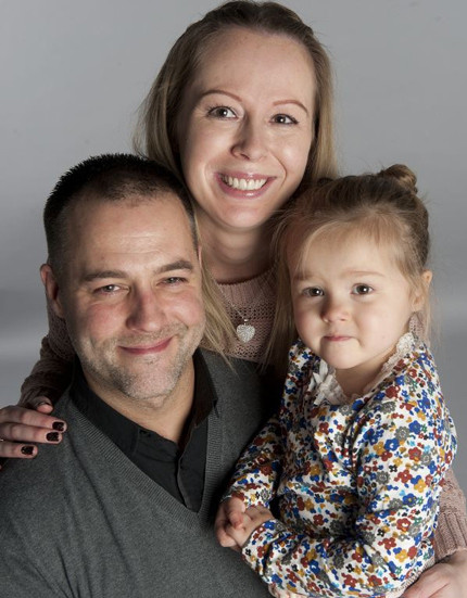 Bé Sienna Gibbs-Cook bên bố mẹ ruột Bé Sienna Gibbs-Cook bên bố mẹ ruột