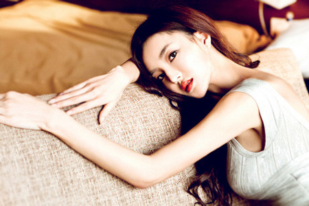 Người đẹp 9X đã khắc phục được chiếc cằm hỏng và tự tin khoe dáng trong những bộ ảnh nóng bỏng mới.