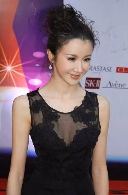 Nữ diễn viên Tôn Phi Phi cũng mất hết đường nét đẹp tự nhiên vì nghiện dao kéo thẩm mỹ