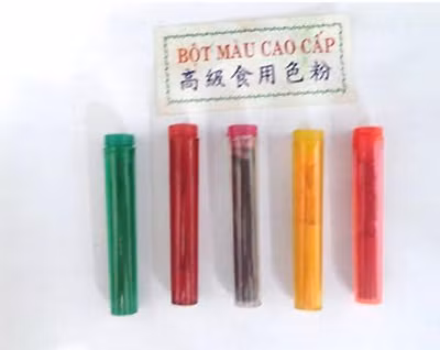 Những lọ phẩm màu bắt mắt, không rõ nguồn gốc, không ghi thành phần...&nbsp;được bày bán phổ biến tại nhiều&nbsp;chợ. Ảnh:&nbsp;Nguyễn Anh Thư.