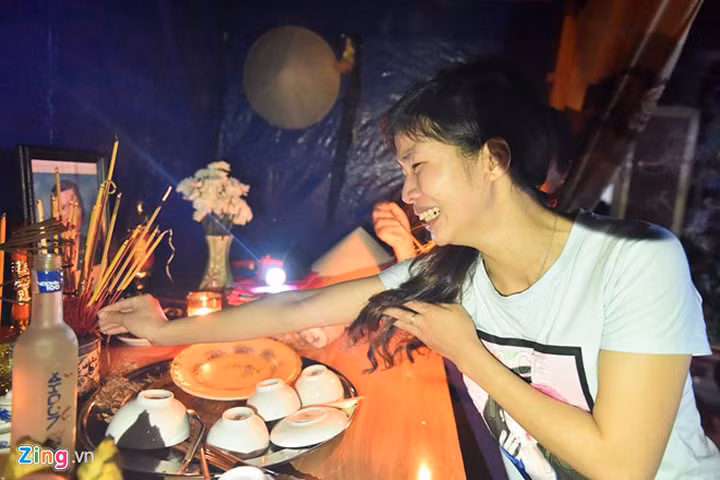 Chị Huyền, con gái bà Lau, phải bơm ruột ôtô làm phao bơi qua sông Rào Nậy về chịu tang mẹ lúc 5 giờ sáng. Ảnh: Zing.vn