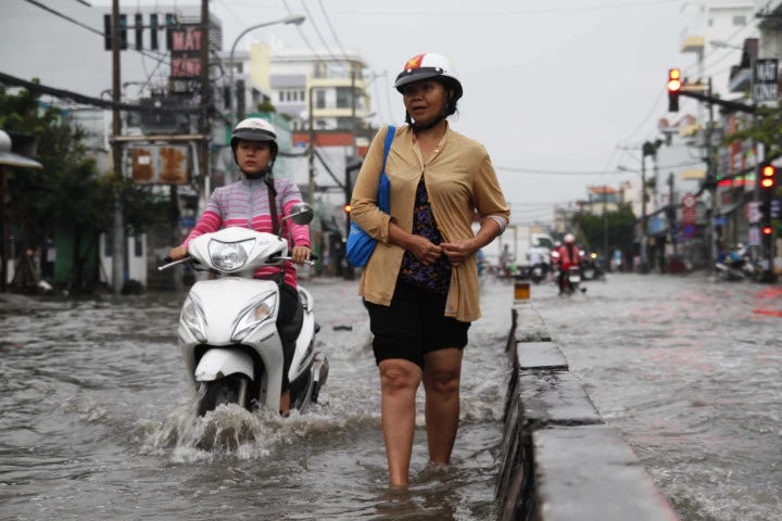 Người Sài Gòn khổ sở lội nước sáng chủ nhật do triều cường dâng