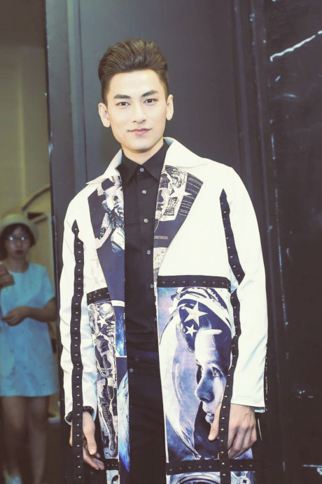 Đọ style thời trang của hai soái ca hot nhất V-biz: Issac và Rocker Nguyễn - Ảnh 5 Do style thoi trang cua hai soai ca hot nhat V-biz: Issac va Rocker Nguyen - Anh 5