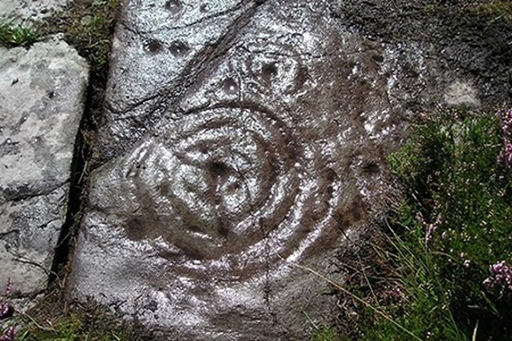 Bản khắc đá do Currie phát hiện ở trung tâm thành phố Perthshire, Scotland. Ảnh: George Currie.