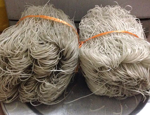 Miến dong được làm hoàn toàn từ nguyên liệu bột dong sẽ có màu xám đục nguyên thủy. Khi nấu lên miến dai nhưng mềm, bóng, nở nhưng không nát. Ảnh: Phan Dương.