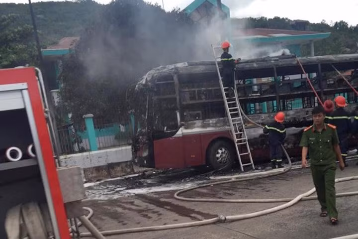 Xe khách cháy trơ khung trên Quốc lộ 1