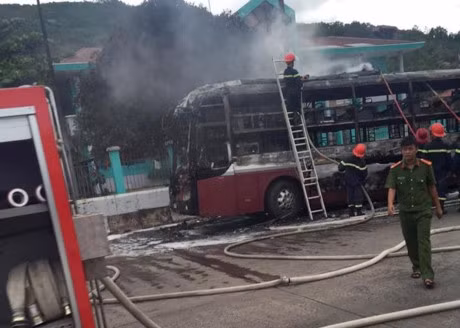 Xe khach chay tro khung tren Quoc lo 1 - Anh 2