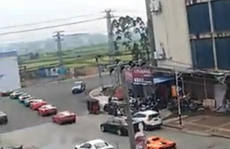 Chú rể tặng cô dâu 12 chồng tiền mặt ngay trong đám cưới - Ảnh 3 Chu re tang co dau 12 chong tien mat ngay trong dam cuoi - Anh 3