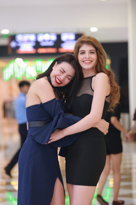 Trà Ngọc Hằng đọ vẻ sexy bên hot girl An Tra Ngoc Hang do ve sexy ben hot girl An