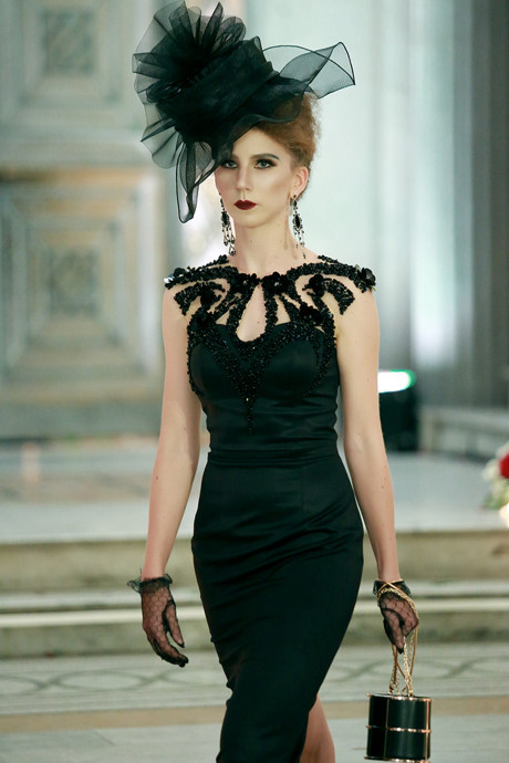 Chiếc váy nặng 30 kg đính hàng nghìn viên ngọc trai quý hiếm ảnh 13