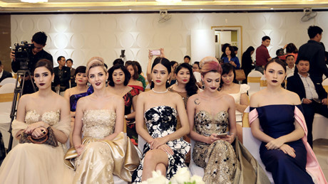 Chiếc váy nặng 30 kg đính hàng nghìn viên ngọc trai quý hiếm ảnh 12