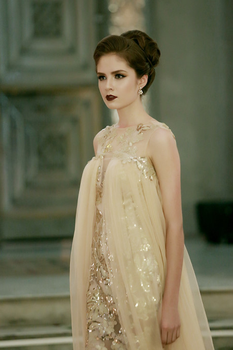 Chiếc váy nặng 30 kg đính hàng nghìn viên ngọc trai quý hiếm ảnh 18