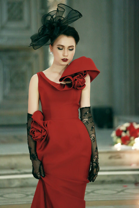 Chiếc váy nặng 30 kg đính hàng nghìn viên ngọc trai quý hiếm ảnh 15