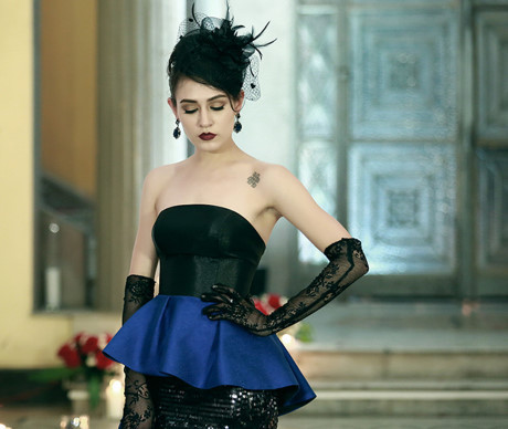 Chiếc váy nặng 30 kg đính hàng nghìn viên ngọc trai quý hiếm ảnh 16