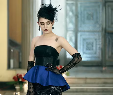 Chiếc váy nặng 30 kg đính hàng nghìn viên ngọc trai quý hiếm ảnh 16