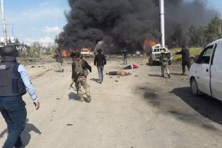 Khói đen bốc lên mù mịt từ nơi bị đánh bom. Ảnh: RT/Twitter