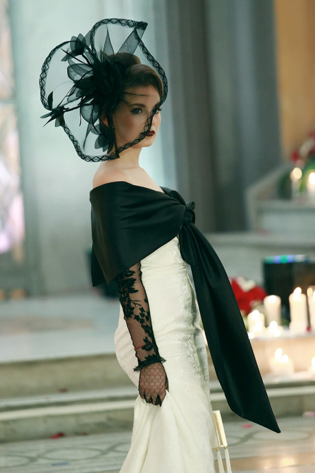 Chiếc váy nặng 30 kg đính hàng nghìn viên ngọc trai quý hiếm ảnh 11