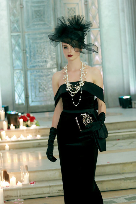 Chiếc váy nặng 30 kg đính hàng nghìn viên ngọc trai quý hiếm ảnh 8