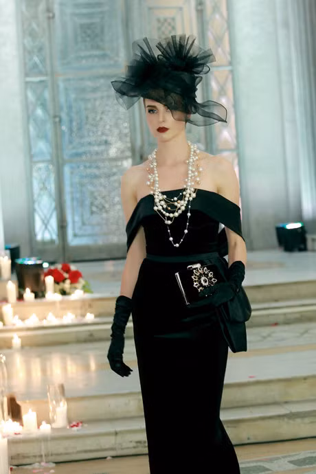 Chiếc váy nặng 30 kg đính hàng nghìn viên ngọc trai quý hiếm ảnh 8