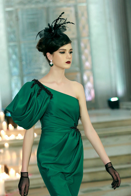 Chiếc váy nặng 30 kg đính hàng nghìn viên ngọc trai quý hiếm ảnh 6