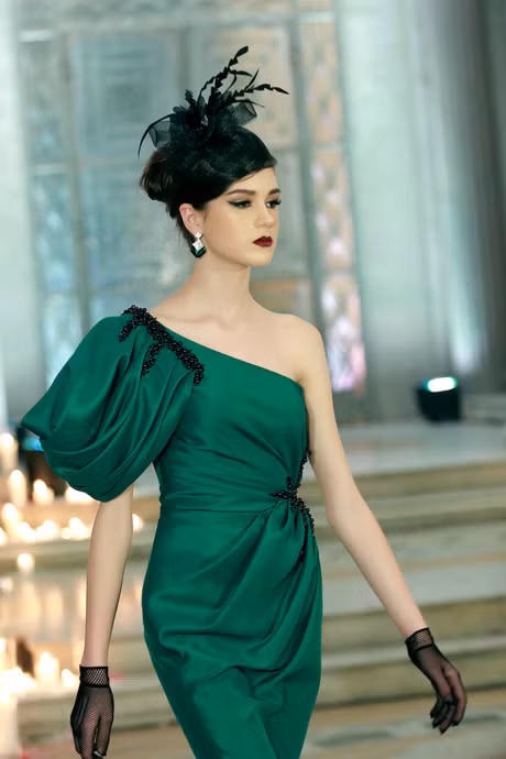 Chiếc váy nặng 30 kg đính hàng nghìn viên ngọc trai quý hiếm ảnh 6