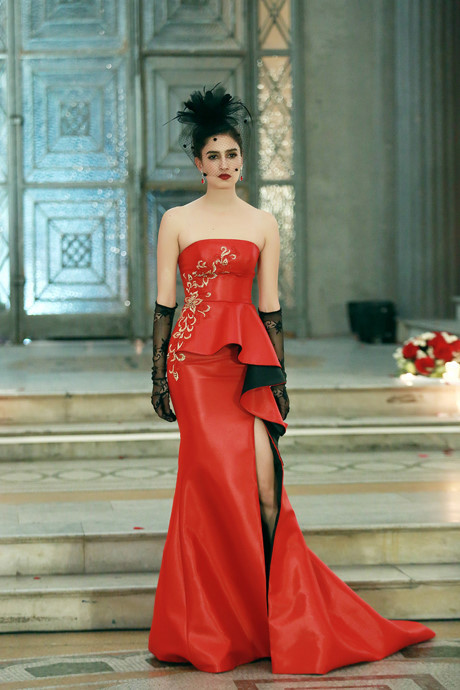 Chiếc váy nặng 30 kg đính hàng nghìn viên ngọc trai quý hiếm ảnh 14